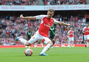 Arsenal v Stoke City 2015-16 Collection: Aaron Ramsey in Action: Arsenal vs Stoke City (2015-16)