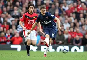 Manchester United v Arsenal 2009-10 Collection: Aaron Ramsey (Arsenal) Ji Sun Park (Man Utd)