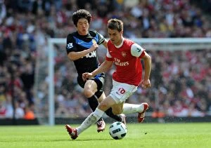 Arsenal v Manchester United 2010-2011 Collection: Aaron Ramsey (Arsenal) Ji-Sung Park (Man Utd). Arsenal 1: 0 Manchester United