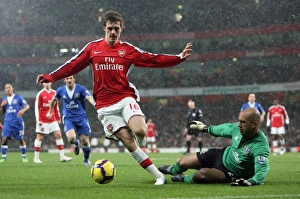 Arsenal v Everton 2009-10 Gallery: Aaron Ramsey (Arsenal) Tim Howard (Everton). Arsenal 2: 2 Everton. Barclays Premier League