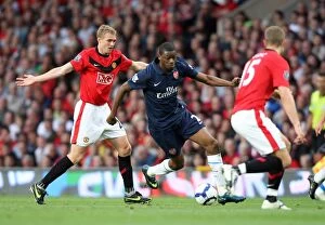 Manchester United v Arsenal 2009-10 Collection: Abou Diaby (Arsenal) Darren Fletcher and Nemja Vidic (Man Utd)