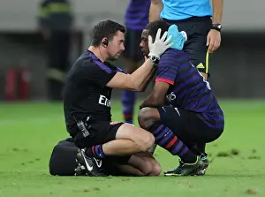 Alastiar Thrush the Physio treats Anthony Jeffrey (Arsenal). Olympiacos U19 2: 0 Arsenal U19
