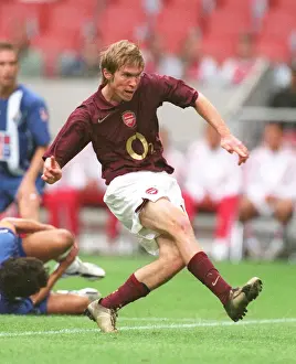 Alex Hleb in Action: Arsenal's Triumph over Porto at the Amsterdam Tournament, 2005