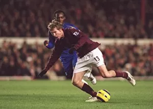 Images Dated 23rd December 2005: Alex Hleb (Arensal) Micheal Essien (Chelsea). Arsenal 0: 2 Chelsea