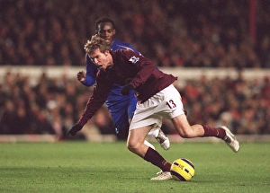Arsenal v Chelsea 2005-6 Collection: Alex Hleb (Arensal) Micheal Essien (Chelsea). Arsenal 0: 2 Chelsea