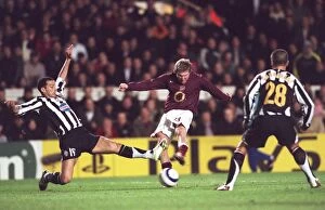 Images Dated 31st March 2006: Alex Hleb (Arsenal) Gianluca Zambrotta and Fabio Cannavaro (Juve)