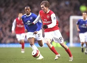 Images Dated 19th March 2007: Alex Hleb (Arsenal) Manuel Fernandes (Everton)