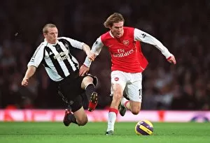 Images Dated 18th November 2006: Alex Hleb (Arsenal) Peter Ramage (Newcastle)
