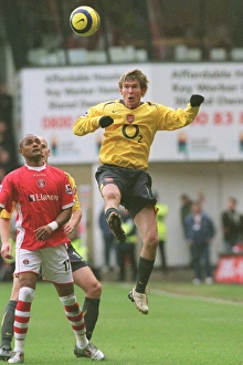 Charlton Ath v Arsenal 2005-6 Collection: Alex Hleb (Arsenal) Shaun Bartlett (Charlton). Charlton Athletic 0: 1 Arsenal