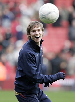 Alex Hleb (Arsenal) warms up before the match