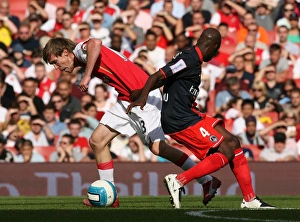 Arsenal v Paris Saint Germain 2007-08 Gallery: Alex Hleb (Arsenal) Youssuf Mulumbu (PSG)