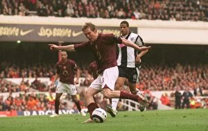 Arsenal v West Bromwich Albion 2005-6 Collection: Alex Hleb scores Arsenals 1st goal. Arsenal v West Bromwich Albion