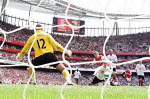 Hleb Alexander Collection: Alex Hleb scores Arsenals 2nd goal past Tony Warner (Fulham)
