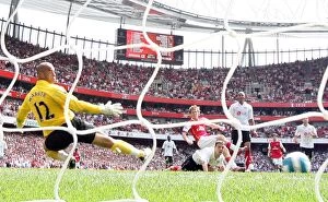 Hleb Alexander Collection: Alex Hleb scores Arsenals 2nd goal past Tony Warner (Fulham)
