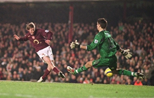 Arsenal v Middlesbrough 2005-6 Gallery: Alex Hleb scores Arsenals 7th goal past Bard Jones (Middlesbrough)