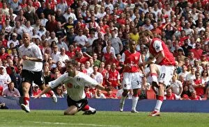 Hleb Alexander Collection: Alex Hleb shoots past Fulham defender Chris Baird to score the 2nd Arsenal goal