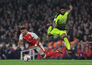 Images Dated 25th October 2016: Alex Oxlade-Chamberlain (Arsenal) Garath McCleary (Reading). Arsenal 2: 0 Reading