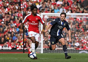 Images Dated 4th October 2009: Alex Song (Arsenal) David Dunn (Blackburn)