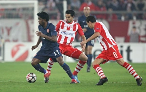 Images Dated 9th December 2009: Alex Song (Arsenal) Dudu and ├«scar Gonz lez. Olympiacos 1: 0 Arsenal