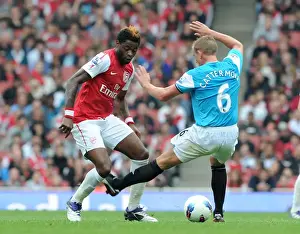 Alex Song (Arsenal) nutmegs Lee Catermole (Sunderland). Arsenal 2: 1 Sunderland