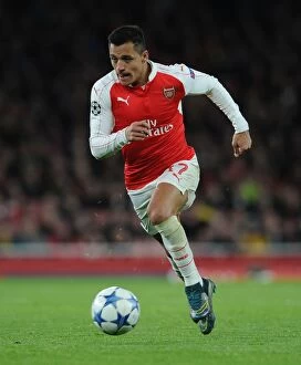 Images Dated 24th November 2015: Alexis Sanchez in Action: Arsenal vs Dinamo Zagreb, 2015-16 UEFA Champions League