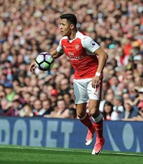 Images Dated 7th May 2017: Alexis Sanchez in Action: Arsenal vs Manchester United, Premier League 2016-17