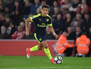 Images Dated 10th May 2017: Alexis Sanchez in Action: Arsenal vs Southampton, Premier League 2016-17