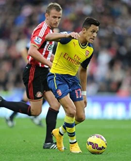 Images Dated 25th October 2014: Alexis Sanchez in Action: Arsenal's Star Performance against Sunderland, Premier League 2014/15