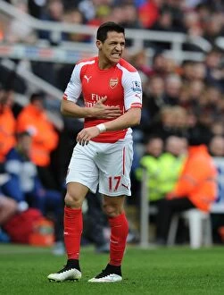 Images Dated 25th February 2009: Alexis Sanchez in Action: Newcastle United vs. Arsenal, Premier League 2014-2015
