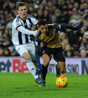 Images Dated 21st November 2015: Alexis Sanchez Outmaneuvers Craig Gardner: Arsenal's Star Forward vs