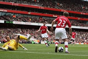 Images Dated 9th May 2010: Andrey Arshavin (Arsenal) beats Mark Schwarzer (Fulham) on his way to scoring Arsenals 1st goal