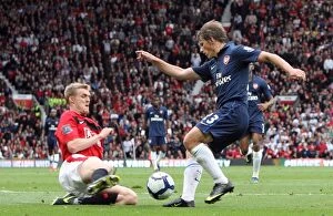 Manchester United v Arsenal 2009-10 Collection: Andrey Arshavin (Arsenal) Darren Fletcher (Man Utd)