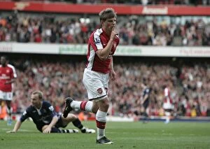 Images Dated 4th October 2009: Andrey Arshavin celebrates scoring Arsenals 3rd goal