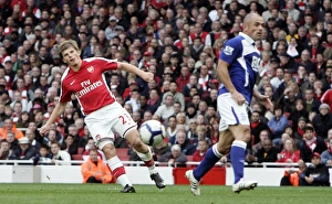 Arshavin Andrey Collection: Andrey Arshavin scores Arsenals 3rd goal as Stephen Carr