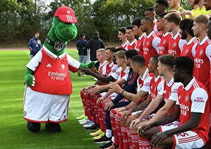 Images Dated 4th October 2022: Arsenal 2022-23 First Team Squad: Gunnersaurus Leads the Team Photo