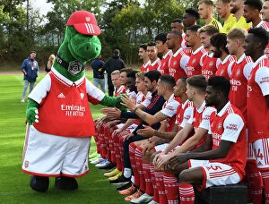 Images Dated 4th October 2022: Arsenal 2022-23 Squad Farewell Shoot with Gunnersaurus