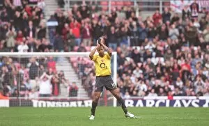 Sunderland v Arsenal 2005-06 Collection: Arsenal captain Thierry Henry applauds the fans as he is substituted