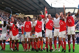 The Team Collection: Arsenal celebrate13 040425.jpg