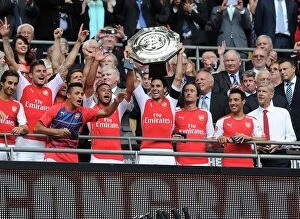 Images Dated 2014 August: Arsenal Champions: Arsene Wenger and His Team Celebrate FA Community Shield Victory (2014/15)