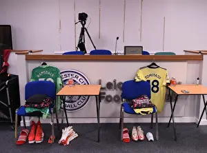 Arsenal Changing Room: Ramsdale and Tomiyasu Prepare for Leicester Clash (Leicester City vs Arsenal, 2021-22)