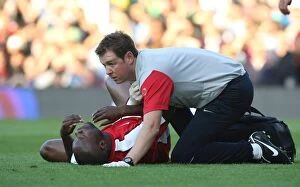 Fulham v Arsenal 2009-10 Collection: Arsenal: Colin Lewin Tends to William Gallas Injury during Fulham Match