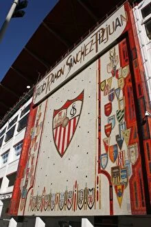 Seville v Arsenal 2007-8 Gallery: Arsenal crest at the stadium