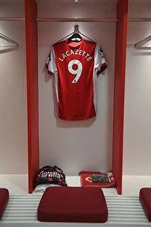 Images Dated 1st January 2022: Arsenal Dressing Room: Pre-Match Focus before the Clash against Manchester City (2021-22)