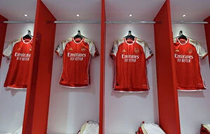 Arsenal v Wolverhampton Wanderers 2022-23 Collection: Arsenal Dressing Room: Pre-Match Preparation vs. Wolverhampton Wanderers (2022-23)