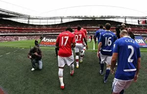 The Arsenal and Everton players walk out onto the picth