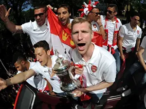 Arsenal Trophy Parade 2014 Prints: Arsenal FA Cup Champions 2014: The Winning Squad - Gnabry
