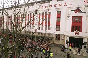 Arsenal v West Bromwich Albion 2005-6 Collection: Arsenal Fans Gather Outside Highbury for Team Arrival vs West Bromwich Albion, FA Premiership (2006)