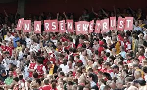 Arsenal v Stoke City 2008-09 Collection: Arsenal fans hold up a sign in support of Arsene Wenger