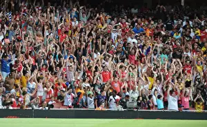 Arsenal fans do a mexican wave. Arsenal 1: 2 Galatasaray. Emirates Cup Day Two. Emirates Stadium