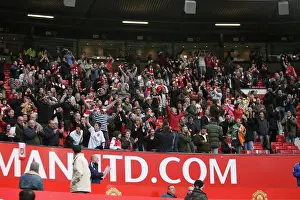 Arsenal fans stay in the stadium and sing for 25 minutes after the final whistle